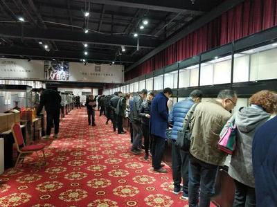 河南拍賣公務員上交物品 一箱2014年五糧液以3700元成交的背后